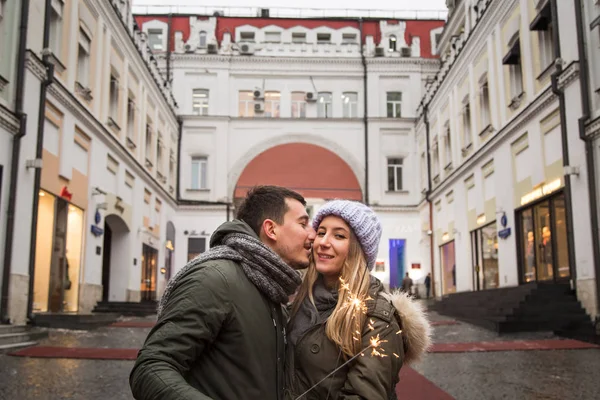 Jeune couple amoureux marchant dans la ville, se tenant la main — Photo