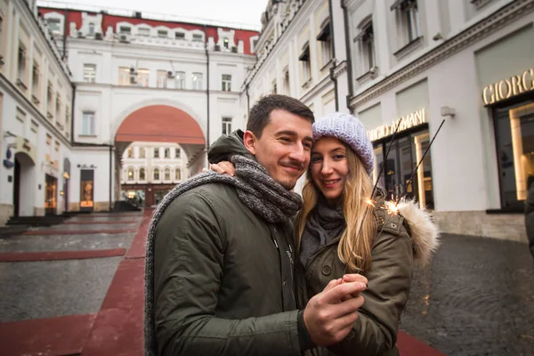 Jeune couple amoureux marchant dans la ville, se tenant la main — Photo