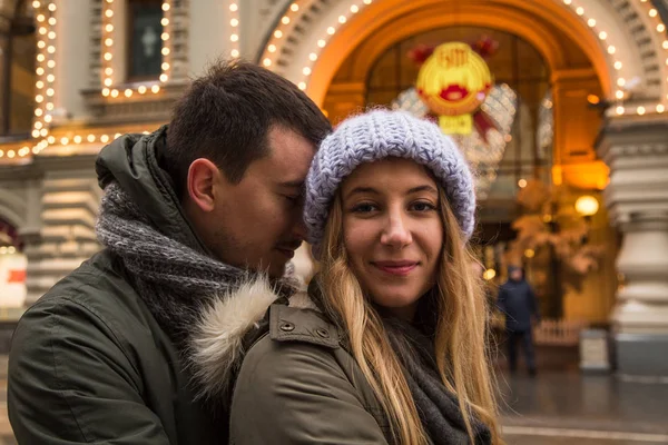 Jeune couple amoureux marchant dans la ville, se tenant la main — Photo