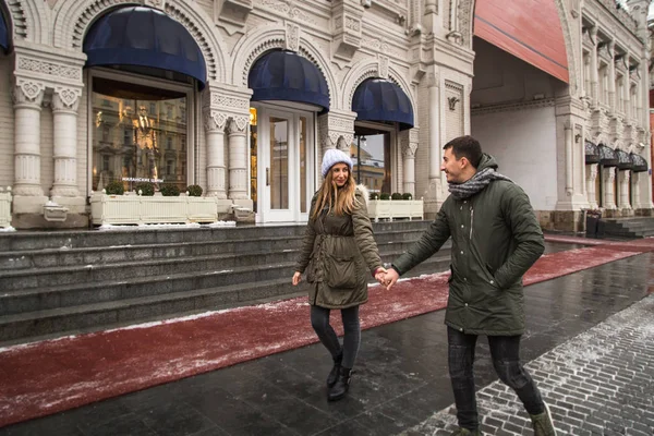 Jeune couple amoureux marchant dans la ville, se tenant la main — Photo