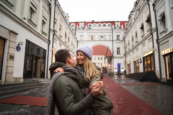 Junges verliebtes Paar spaziert durch die Stadt, Händchen haltend — Stockfoto