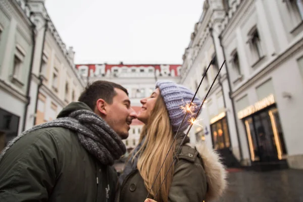 Junges verliebtes Paar spaziert durch die Stadt, Händchen haltend — Stockfoto