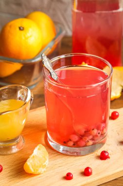 Bardak taze kırmızı kuş üzümü suyu