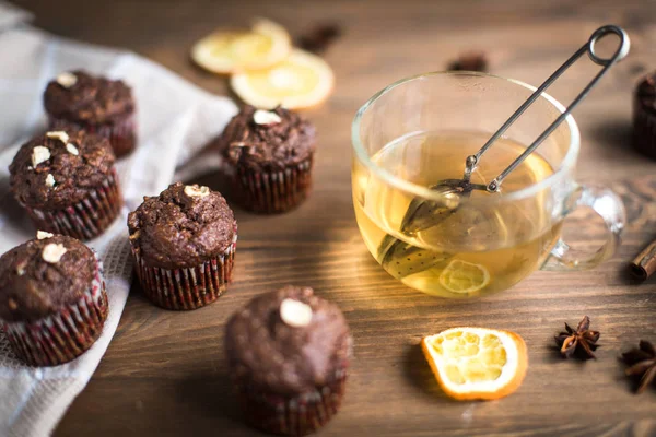 Pastelitos de chocolate con naranja y té —  Fotos de Stock