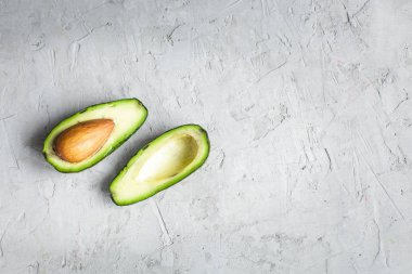 Avokado beton zemin üzerine dilimlenmiş 