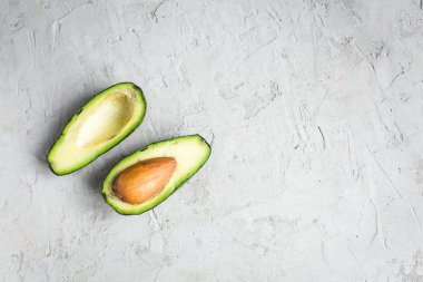 Avokado beton zemin üzerine dilimlenmiş 