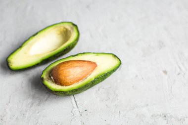 Avokado beton zemin üzerine dilimlenmiş 