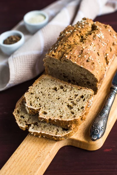 Homemade bread from whole wheat flour with — Stock Photo, Image