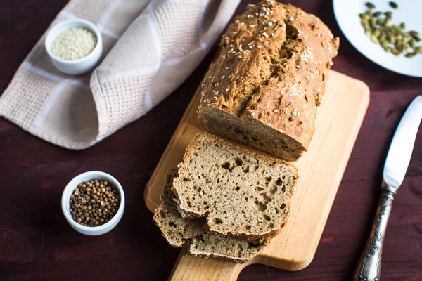 Pão caseiro de farinha de trigo integral com — Fotografia de Stock