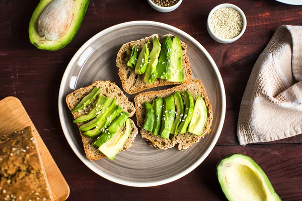 Användbar toast med avokado — Stockfoto