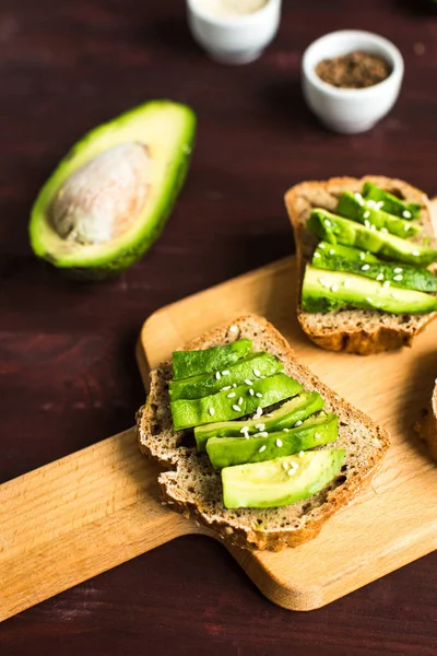 Användbar toast med avokado — Stockfoto