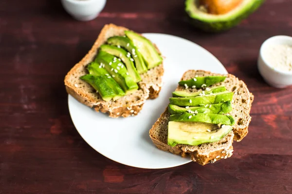 Användbar toast med avokado — Stockfoto