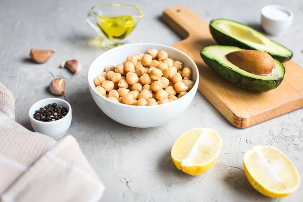 Ingredienser för matlagning hummus — Stockfoto