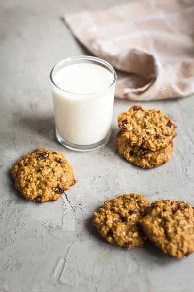 Glass of milk and oatmeal cookies — Stock Photo, Image