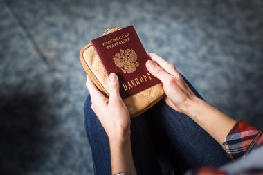 bir Rus pasaportu tutan kız 