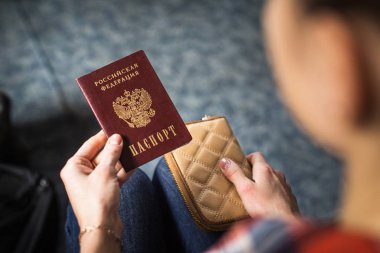 bir Rus pasaportu tutan kız 