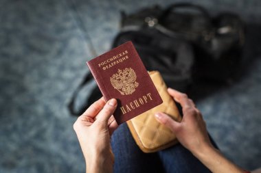 bir Rus pasaportu tutan kız 