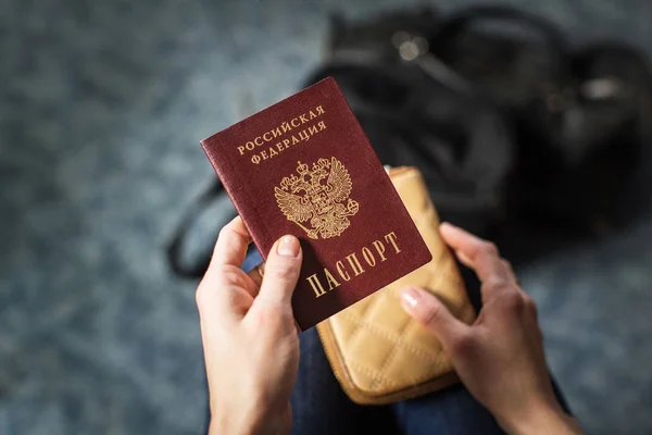 Menina segurando um passaporte russo — Fotografia de Stock