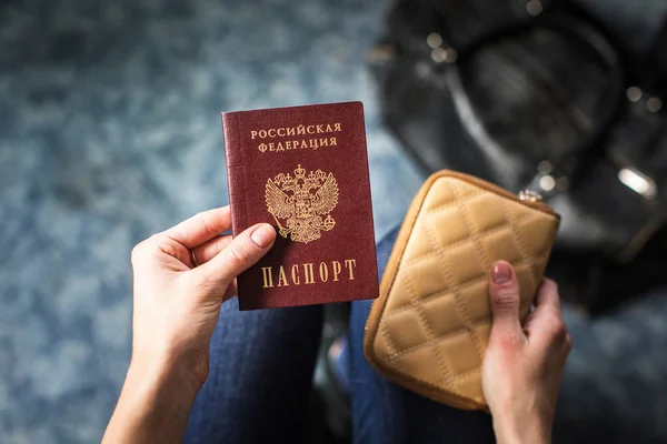 Menina segurando um passaporte russo — Fotografia de Stock