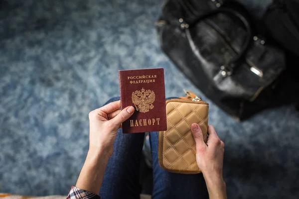 Дівчинка тримає Російський паспорт — стокове фото