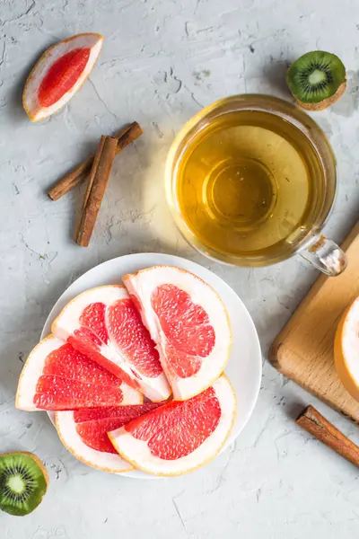 Нарезанный грейпфрут, фрукты киви, корица, чай — стоковое фото