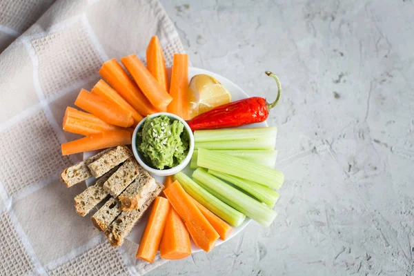 Vegan nyttiga snacks: guacamole, morötter, selleri — Stockfoto