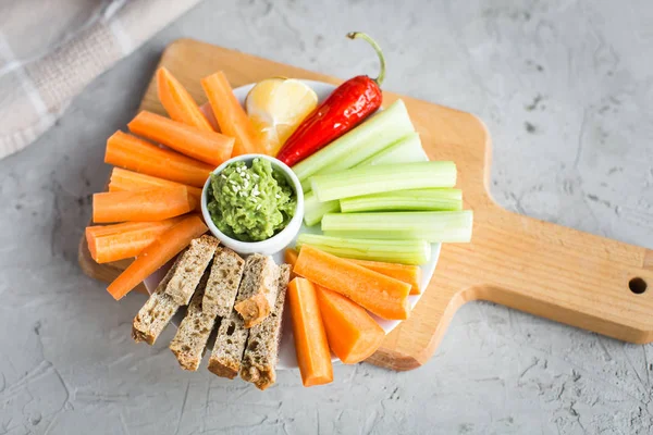 Vegan nyttiga snacks: guacamole, morötter, selleri — Stockfoto