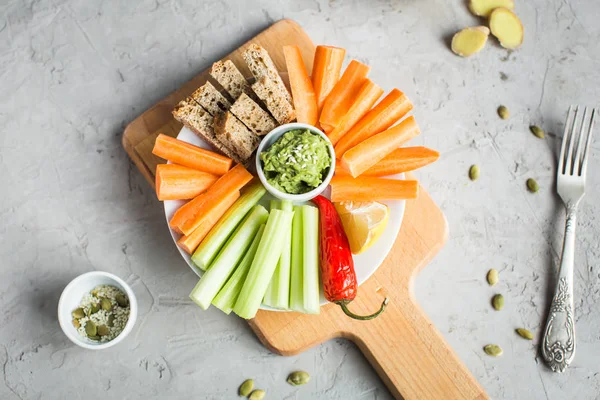 Vegan nyttiga snacks: guacamole, morötter, selleri — Stockfoto