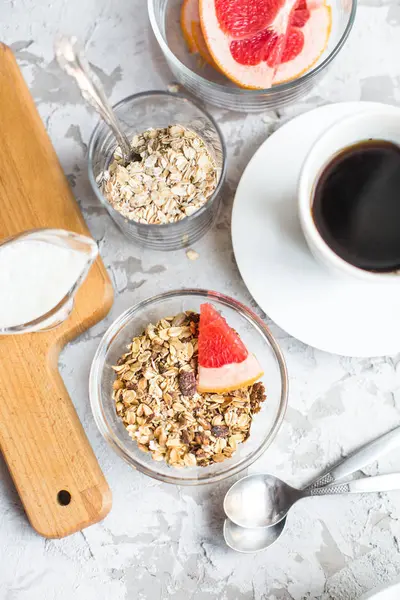 Desayuno saludable: granola en tazón —  Fotos de Stock