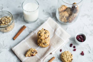 Kızılcık ve sütle yulaf ezmeli kurabiye