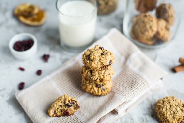 Kızılcık ve sütle yulaf ezmeli kurabiye