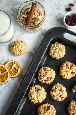 yulaf ezmeli kurabiye pişirme levha ve süt kızılcık ile