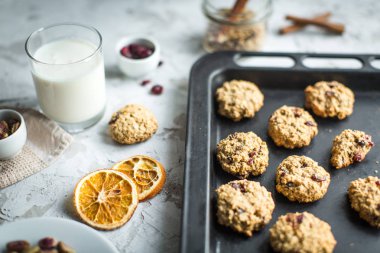 yulaf ezmeli kurabiye pişirme levha ve süt kızılcık ile