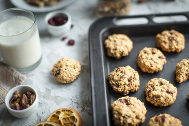 yulaf ezmeli kurabiye pişirme levha ve süt kızılcık ile