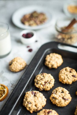 yulaf ezmeli kurabiye pişirme levha ve süt kızılcık ile