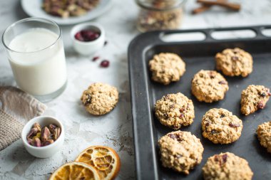 yulaf ezmeli kurabiye pişirme levha ve süt kızılcık ile