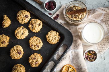 yulaf ezmeli kurabiye pişirme levha ve süt kızılcık ile