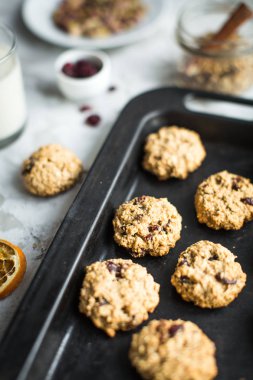 yulaf ezmeli kurabiye pişirme levha ve süt kızılcık ile