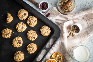 yulaf ezmeli kurabiye pişirme levha ve süt kızılcık ile