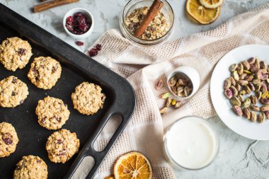 yulaf ezmeli kurabiye pişirme levha ve süt kızılcık ile