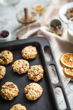 yulaf ezmeli kurabiye pişirme levha ve süt kızılcık ile