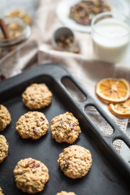 yulaf ezmeli kurabiye pişirme levha ve süt kızılcık ile