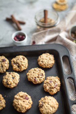 yulaf ezmeli kurabiye pişirme levha ve süt kızılcık ile