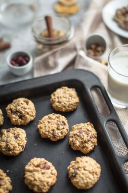yulaf ezmeli kurabiye pişirme levha ve süt kızılcık ile