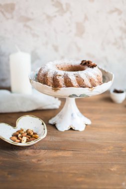 Noel kek kuru üzüm ve masanın üzerine tarçın