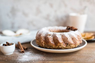 Noel kek kuru üzüm ve masanın üzerine tarçın