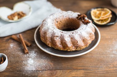 Noel kek kuru üzüm ve masanın üzerine tarçın