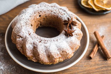 Noel kek kuru üzüm ve masanın üzerine tarçın