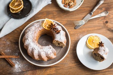 Noel kek kuru üzüm ve masanın üzerine tarçın