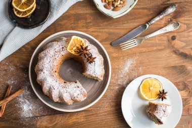 Noel kek kuru üzüm ve masanın üzerine tarçın